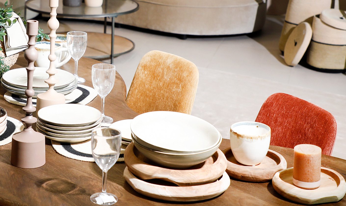 Elegant tableware sets with plates, bowls, and serving pieces for every dining occasion.